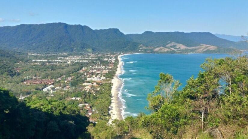 Localizado em São Sebastião, no litoral norte de São Paulo, Maresias é uma das praias mais conhecidas da região. Famosa por suas ondas fortes, atrai surfistas do Brasil e do exterior, sendo palco de campeonatos de surfe. / Foto: Divulgação
