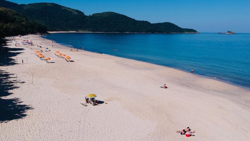 Situada em uma pequena enseada e cercada por vegetação exuberante, essa praia encantadora de 1 km de extensão oferece um refúgio ainda pouco explorado. Foto: Divulgação