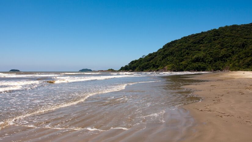 A Praia de Pedrinhas, em Ilha Comprida, é uma vila de pescadores procurada por surfistas devido às suas ondas e águas claras. A vila tem um centro com escola, posto de saúde, correio, biblioteca, igreja, casas de veraneio e quiosques à beira-mar. / Foto: Flickr/Imprensa Peruíbe