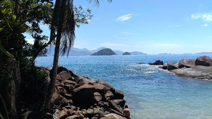 A Praia do Félix, no Norte de Ubatuba, é frequentada por turistas que visitam o Litoral Norte de São Paulo. Com uma faixa de areia e mar adequado tanto para banho quanto para surfe, a praia atrai diferentes públicos. / Foto: Tripadvisor/Fabiano B