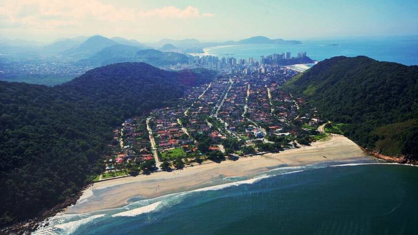 A Praia do Guaiuba, no Guarujá, é uma das mais tranquilas da região. Com menos de 800 metros de extensão, é cercada por Mata Atlântica e oferece um ambiente adequado para famílias, com águas calmas e cristalinas. / Foto: Divulgação/Portal do Guarujá