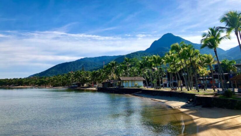 A Praia do Perequê, em Ilhabela, é uma das principais da região central, com atividades para toda a família. A orla é movimentada, com ciclovia, pista para pedestres e quadras de esportes. / Foto: Site oficial ilhabela