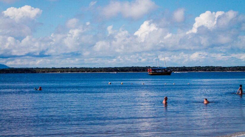 Para chegar à Praia do Pereirinha, é necessário realizar um traslado náutico em embarcações credenciadas, que partem regularmente do Píer Municipal, situado na Avenida Beira Mar, em Cananéia. Foto: Prefeitura de Cananéia