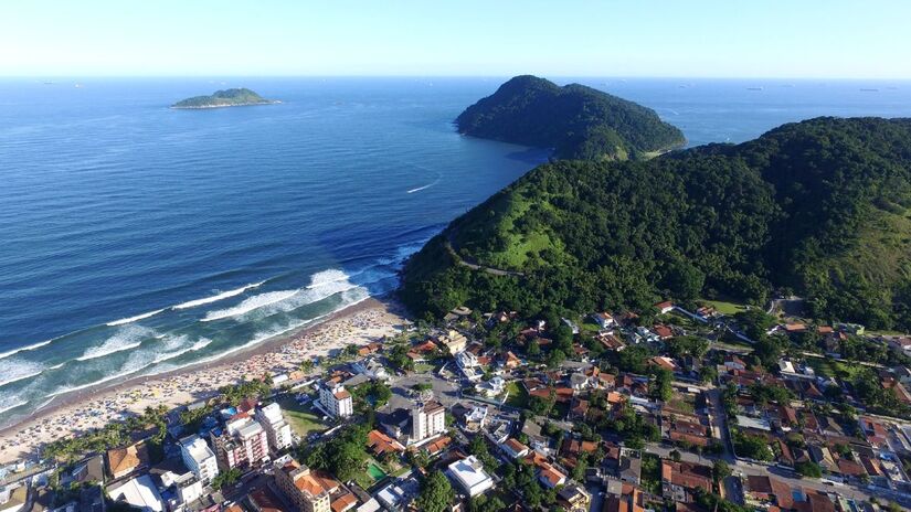 A Praia do Tombo, no Guarujá, tem aproximadamente 900 metros de extensão e é conhecida por suas ondas fortes e por ser frequentada por surfistas. / Foto: Gazeta de São Paulo/Daniel Villaça