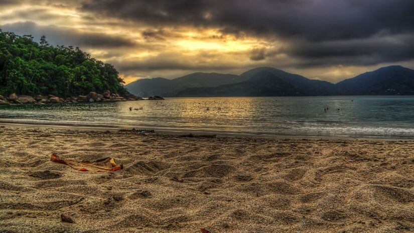 A Praia Domingas Dias, vizinha à Praia do Lázaro, é uma opção ideal para quem procura um local mais sossegado. A extensão da praia tem cerca de 400 metros, com areias macias e águas calmas e cristalinas. / Foto: Rafael Vianna Croffi via Flickr