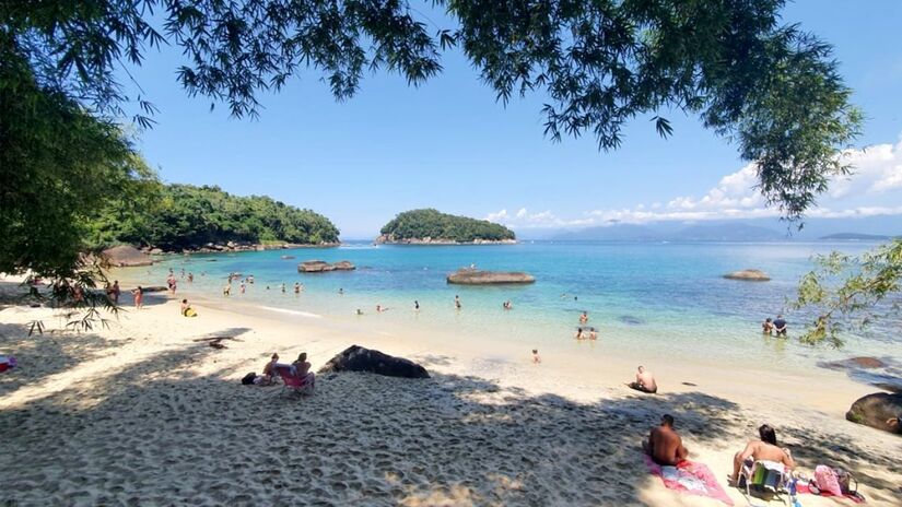 A praia conta com um único quiosque, em que é possível saborear o "Prato Feito" local ou aproveitar para provar a moqueca de robalo ou o robalo grelhado, preparados com peixes frescos da própria ilha - (Divulgação/Governo do Estado)