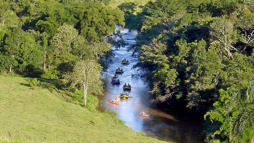 O rafting é uma das atividades mais procuradas em Socorro para quem gosta de se aventurar. O Rio do Peixe e suas corredeiras deixam a prática ainda mais interessante. Há também boia cross, caique e stand up paddle praticadas no rio - (Foto: Divulgação/Alesp)