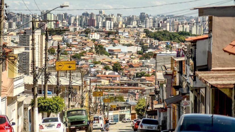 Na terceira posição, fechando o pódio, está o bairro de Sapopemba, com valor médio de R$ 7,34 por metro quadrado. Um apartamento de 80 metros quadrados custa uma taxa de R$ 587. Mais um dos quatro bairros da zona leste presentes neste top-5, o local tem acesso ao sistema metroviário pelas estações que atendem a Avenida Sapopemba: Jardim Planalto, Sapopemba, Fazenda da Juta e São Mateus - (Karime Xavier/Folhapress)