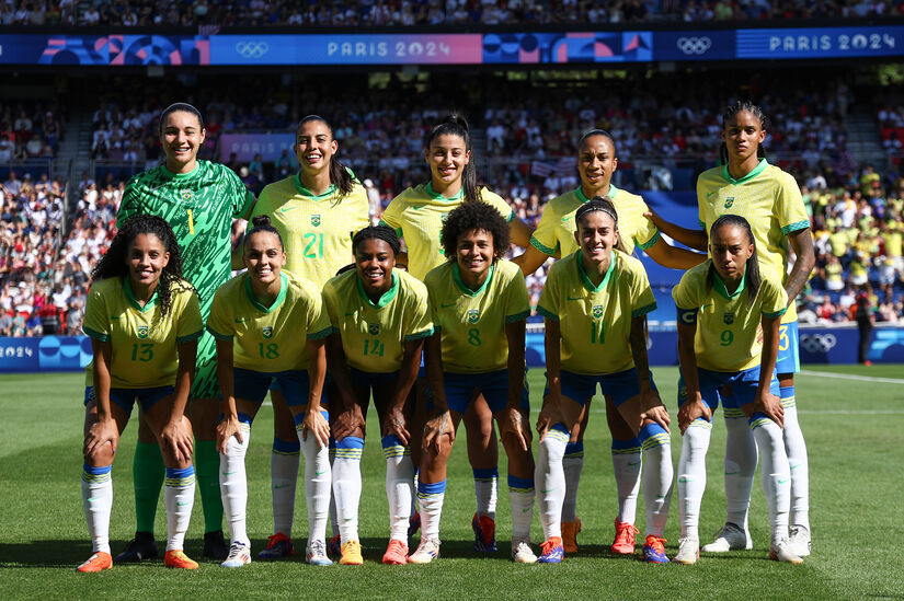 O Brasil repetiu sua melhor campanha olímpica no futebol feminino nos Jogos de Paris-2024. O time foi medalhista de prata após perder a final para os EUA por 1 a 0. Oito jogadoras convocadas atuavam no futebol brasileiro, sendo seis pelo Corinthians, uma pelo Grêmio e uma pelo Internacional - (Foto: Alexandre Loureiro/COB)