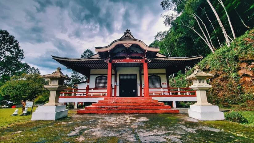 Fundado em 1995, o Templo Enkoji Zen oferece aulas de meditação e retiros espirituais, promovendo a prática do Zen Budismo e fortalecendo os laços comunitários e a paz interior - (Segundas Estórias Filmes/Google Reviews)