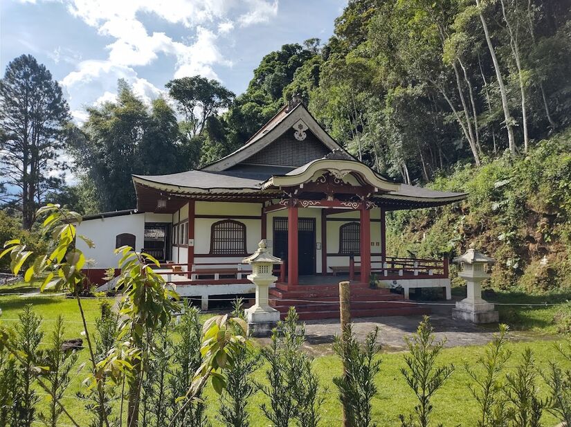 Inspirado no famoso templo de Kyoto, o Templo Kinkaku-ji é um espaço de paz e contemplação, fundado em 1976. O templo realiza anualmente o Festival das Lanternas, que celebra a amizade entre Brasil e Japão - (Diego Fernando da Silva Almeida/Google Reviews)