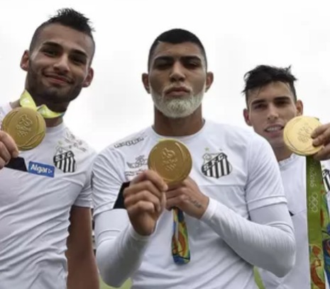 Thiago Maia, Gabigol e Zeca foram medalhistas de ouro no futebol Rio-2016, quando eram atletas do Santos, simbolizando as três medalhas de ouro olímpicas que o Peixe tem na história. Ao todo, são 13 medalhas entre ouro, prata e bronze - (Foto: Ivan Storti/Santos FC)