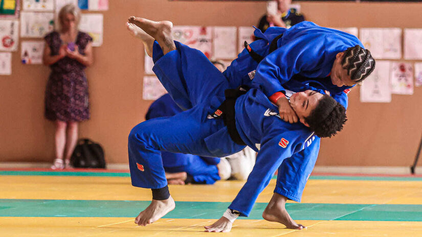 Treino da delegação de Judô. Na foto a atleta Rafaela Silva executa golpe em uma atleta que integra a comissão.  (Foto: Wander Roberto/COB)
