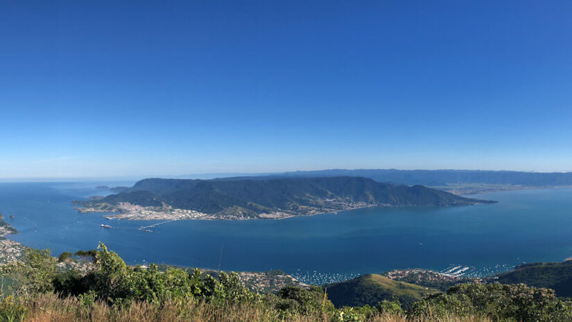 Pico do Baepi é uma vista de 360 graus que abrange o Canal de São Sebastião, a Serra do Mar, o Arquipélago de Alcatrazes, e outras partes da ilha. Foto: Blog Elas mundo afora.
