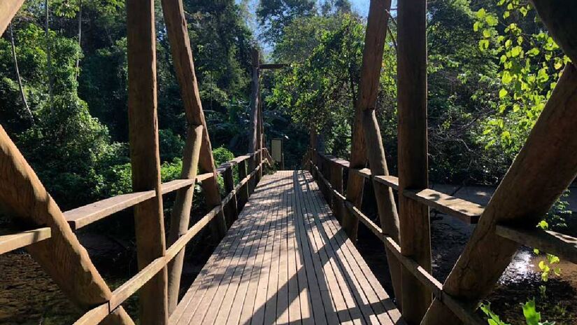 A Praia de Castelhanos possui aproximadamente 450 habitantes divididos em 2 comunidades tradicionais caiçara  a Canto do Gato, no lado esquerdo e a Canto da Lagoa no lado direito. Foto: Blog Elas mundo afora