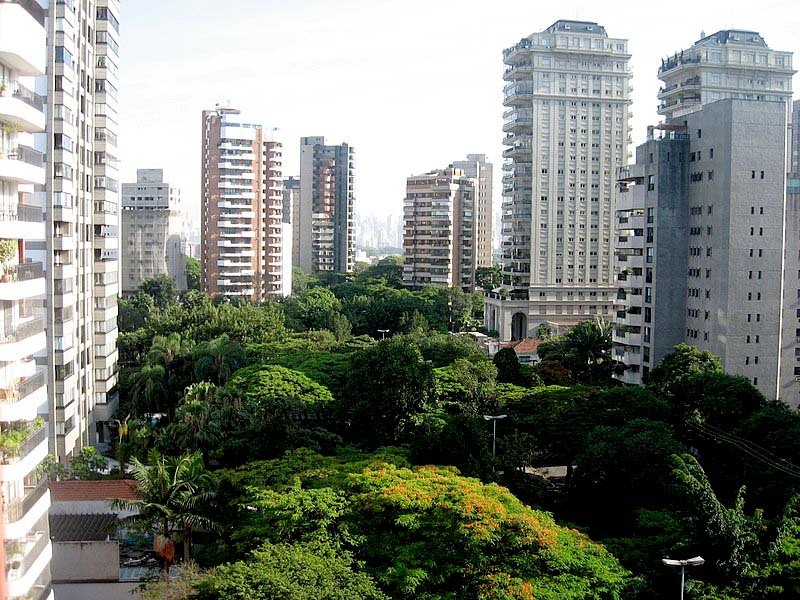 Localizado na zona sul da capital paulista, o bairro da Vila Nova Conceição faz fronteira com outros também considerados nobres, como Vila Olímpia, Moema e Itaim Bibi. Outra proximidade da Vila Nova Conceição é a avenida Brigadeiro Faria Lima. Alguns parques também estão perto, como o Parque Ibirapuera e o Parque do Povo - (Wikipedia Communs)