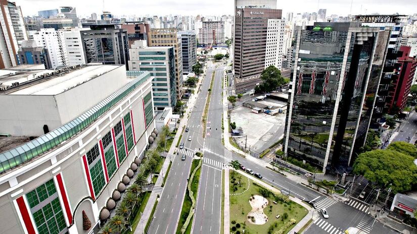  Também atrás por uma pequena diferença e fechando o pódio, Vila Nova Conceição aparece na terceira colocação. Talvez o bairro mais nobre de São Paulo, o local possui preços elevados em diferentes âmbitos, o que justifica que a taxa também seja alta. São R$ 15,60 por metro quadrado, totalizando uma taxa de R$ 1.248 na simulação de um apartamento de 80 metros quadrados - (Fábio Braga/Folhapress)