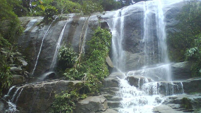 É possível avistar cachoeiras na Rodovia Rio-Santos, como a Cachoeira da Escada - Foto: Sofia Prado / Wikimedia Commons