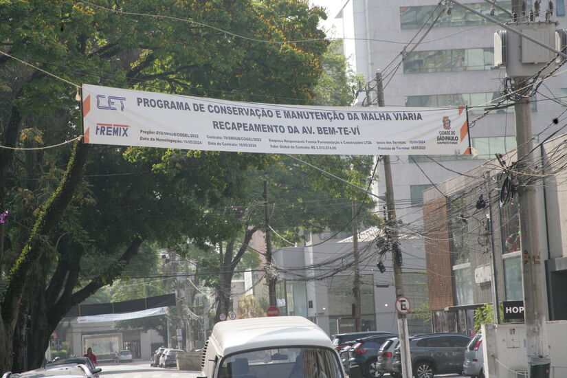 Faixas espalhadas pelas ruas que serão pavimentadas indicam que o início do recapeamento seria 10 de setembro.