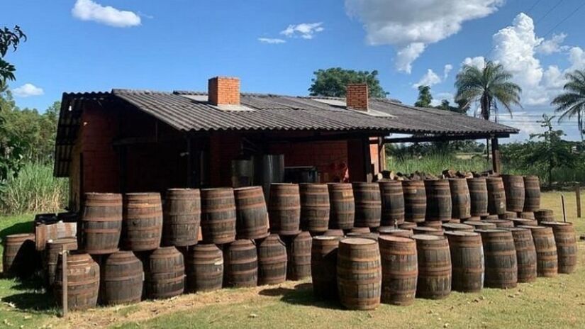 O Alambique Cachaça Sapucaia oferece visitas guiadas, onde os turistas podem conhecer o processo de fabricação artesanal da bebida, desde a fermentação até o envelhecimento em barris de carvalho. Ao final do passeio, há uma degustação das cachaças premiadas da casa, que trazem o sabor autêntico da bebida. Foto: Gerencia/Tripadvisor