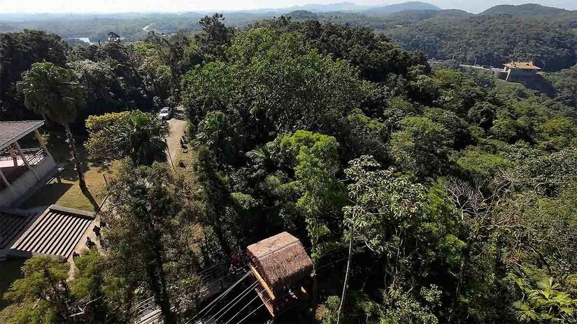 O lançamento e a chegada da tirolesa incluem monumentos históricos - Foto: Divulgação / Parque Caminhos do Mar