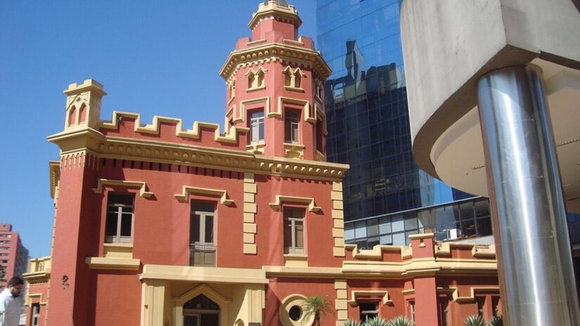 O Palacete Conde de Sarzedas é uma das poucas construções residenciais do século XIX ainda preservadas em São Paulo. Tombado como patrimônio histórico, o prédio atualmente abriga o Museu do Tribunal de Justiça de São Paulo. Foto: Maithe Marchioni and Gabriela Cisi/Wikipédia