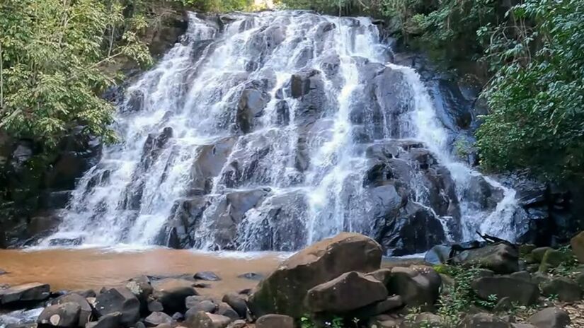 Além das atrações voltadas para a cachaça, Pirassununga também é um ponto de referência para quem gosta de natureza. A Cachoeira do Bicho é um destino imperdível para os aventureiros. Foto: Reprodução/Youtube