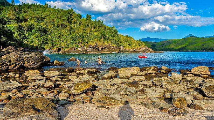 A praia está localizada em uma região próxima da cidade de Maresias e da cidade de São Sebastião. Especificamente, fica a 10 km de Maresias e a 17 km de São Sebastião. O local fica em uma península que segue em direção ao mar - (Marcos Bonello/SETUR)