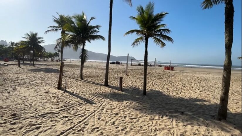 Conhecida por ser a praia mais nobre da cidade, a Praia do Forte é caracterizada por seu ambiente tranquilo e pacífico, inclusive na alta temporada. Foto: Reprodução/Youtube