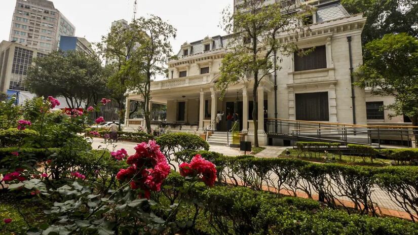 Próxima ao MASP, a Casa das Rosas era uma mansão construído em 1935. Com um estilo clássico francês, a mansão possui trinta cômodos, edícula, jardins, quadras e pomar na Avenida Paulista. Atualmente, o local oferece um ambiente calmo, perfeito para um passeio em família. Foto: Paulo Pinto/Agência Brasil