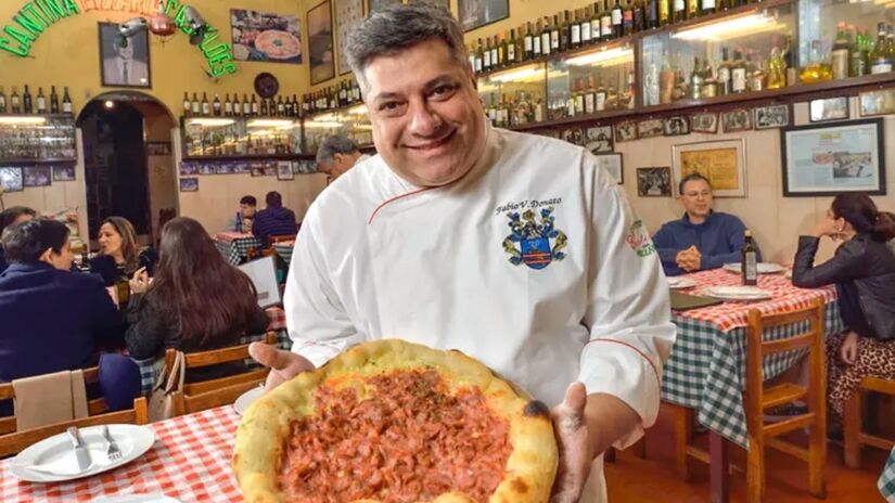 1) Castelões é um restaurante italiano localizado no bairro do Brás, ela foi inaugurada em 1924 (comemora o centenário do restaurante em outubro). Na foto, está o dono do estabelecimento, Fábio Donato. Foto: Mauro Holanda/Divulgação