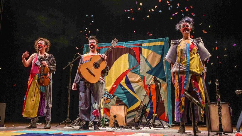 Em "Concerto em Cores" uma trupe de palhaços faz show musical para contar a história de pessoas que viviam sem tempo.