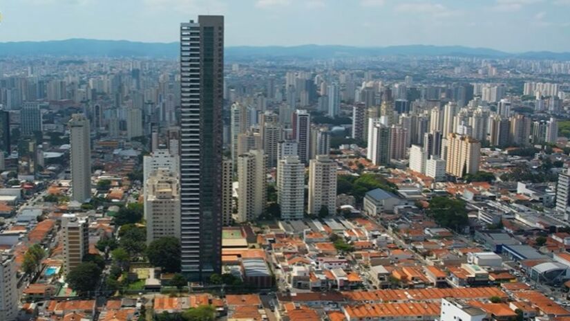 3. O Edifício Figueira Altos do Tatuapé é totalmente residencial e está localizado no Tatuapé. O prédio tem mais de 26 mil m&#xB2; de área construída, 168,2 metros de altura, 47 andares e apartamentos luxuosos. Foto: Reprodução/Youtube/iTechdrones