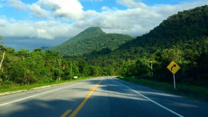 2) A Rodovia Rio-Santos dá prazer para muitos motoristas de plantão. Ela é uma das rotas mais famosas do Brasil e consegue proporcionar uma experiência de direção ao longo da costa entre São Paulo e o Rio de Janeiro. Foto: Divulgação