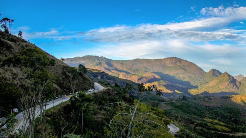 7) E por fim da lista, temos a estrada das Hortências. Ligando Petrópolis a Teresópolis, a rodovia é repleta de paisagens naturais impecáveis, cercadas por montanhas e vales. A estrada tem cerca de 33 quilômetros de extensão e cerca de 1.500 metros de altitude. Foto: Divulgação