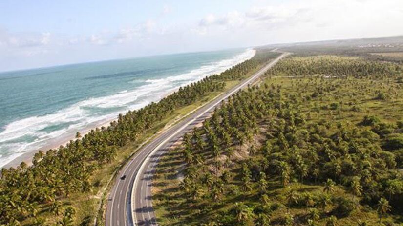 4) Chegando na quarta posição, a AL-101 é uma estrada litorânea que reserva um paraíso para os amantes do mar. Sua extensão de 22 quilômetros percorre todo o litoral alagoano e conta com um trecho muito próximo ao mar, entre Camaragibe e Maragogi. Foto: Divulgação