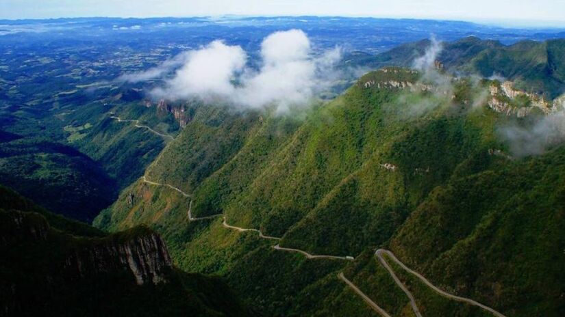 1) Serra do Rio do Rastro: ela se destaca pelas suas curvas acentuadas e vistas espetaculares. Localizada entre Bom Jardim da Serra e Lauro Müller, essa estrada possui 12 quilômetros de extensão, e é cercada pela Mata Atlântica. Foto: Canal Rural/reprodução 