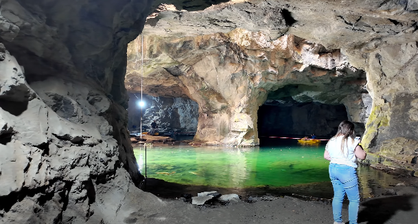 A Gruta do Anjo, que era uma antiga mina de quartzo, possui uma lagoa de águas cristalinas. Foto: Reprodução/Youtube/@Bora dar Gás