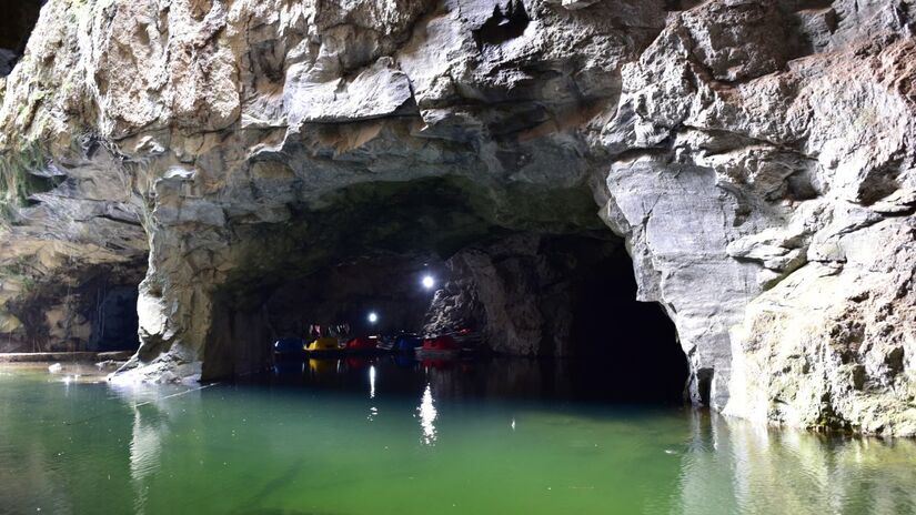 A Gruta do Anjo, em Socorro, é um destino fascinante para quem busca um passeio diferente. A gruta, que era uma antiga mina de quartzo, possui uma lagoa de águas cristalinas onde é possível fazer passeios de pedalinho. A entrada custa R$ 65 por pessoa. Mas é gratuito para hóspedes e para crianças até 6 anos. Foto: Wikimedia Commons