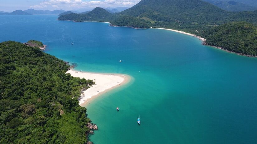 Localizada no norte de Ubatuba, a Ilha do Prumirim é um destino imperdível para os amantes da natureza e da tranquilidade. Foto: Instagram/@brunoamirimagens