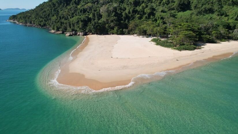 Apesar de sua beleza tranquila, a Ilha do Prumirim atrai muitos visitantes, especialmente nos finais de semana e durante a alta temporada. Foto: Instagram/@brunoamirimagens