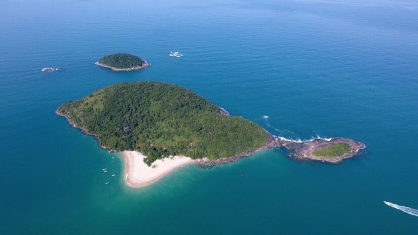 A ilha, com cerca de 30 hectares, faz parte do Arquipélago das Couves e é cercada por rochas que formam lajes submersas, ideais para a prática de snorkel. Foto: Instagram/@brunoamirimagens