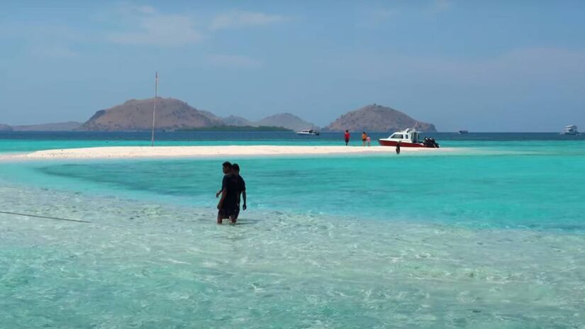 Com água tão transparente quanto a de muitas piscinas, a ilha é perfeita para mergulho. Foto: Reprodução/Youtube/@Woult of the world