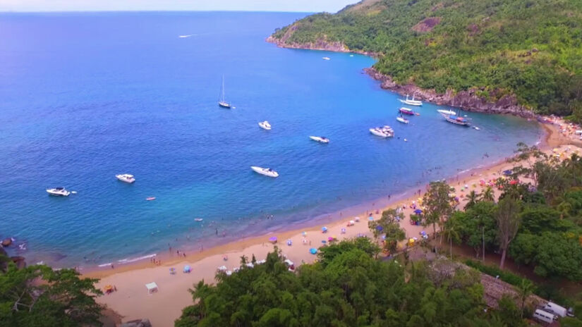 A Praia do Jabaquara, em Ilhabela, impressiona seus visitantes com água de coloração azul e verde, chuveiros e uma ótima infraestrutura de serviços. Foto: Reprodução/Youtube/Marcos Santos