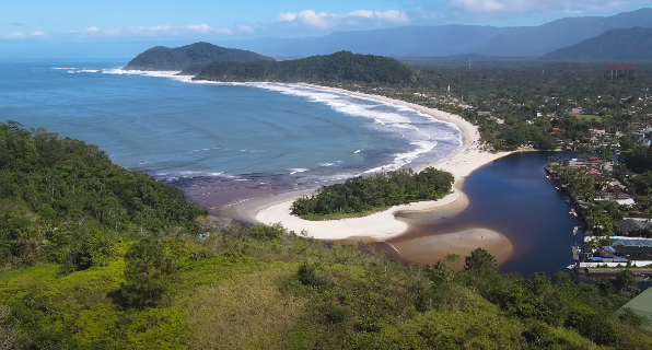 Em São Sebastião, no litoral norte, Juquehy oferece atividades como stand-up paddle e caiaque, além de bons restaurantes e quiosques para completar o dia. Foto: Reprodução/Youtube/@Viagens Cine