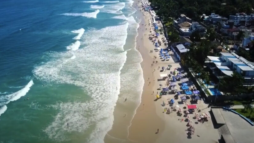 A Praia de Juquehy, em São Sebastião tem água tranquila e clara, ideal para a criançada e para a prática de esportes aquáticos. A areia é branquinha e macia. Foto: Reprodoução/Youtube/@Daniel Minson Pucciariello