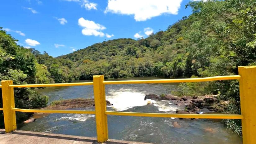 A Reserva é um dos únicos destinos em todo o Brasil com infraestrutura para oferecer ecoturismo no coração da Mata Atlântica, com atividades para diferentes públicos, como trilhas, passeios aquáticos, mirantes, rapel e canoagem. A área ainda conta com opção de pousada e camping - (Reprodução/Youtube)