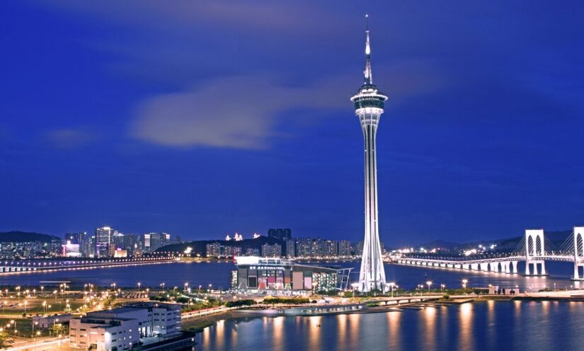 A Torre de Macau é um dos mais famosos cartões postais da cidade e o lugar certo para o visitante que ama adrenalina. Afinal lá fica o mais alto bungee jump do mundo, com 230 metros de queda livre que dura alguns segundos. Foto: Depositphotos