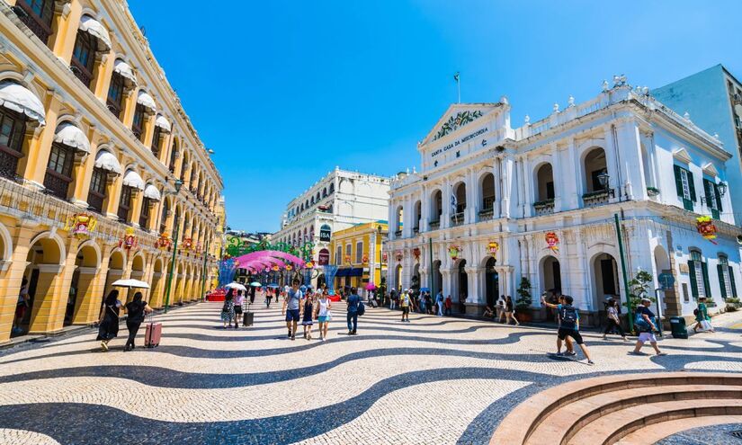 Largo do Senado fica localizado na Av. do Infante Dom Henrique, próximo do Cassino Lisboa. Como você já deve ter percebido, todas as ruas e avenidas de Macau possuem nomes em português, assim como as principais atrações. Foto: Depositphotos