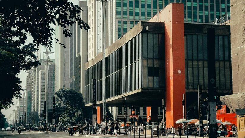 Localizado na Avenida Paulista, o MASP é uma visita que você não pode perder. Com uma coleção rica de obras de arte e arquitetura icônica, o museu oferece cadeiras para descanso e um ambiente tranquilo. Foto: Jailson Pereira/Pexels